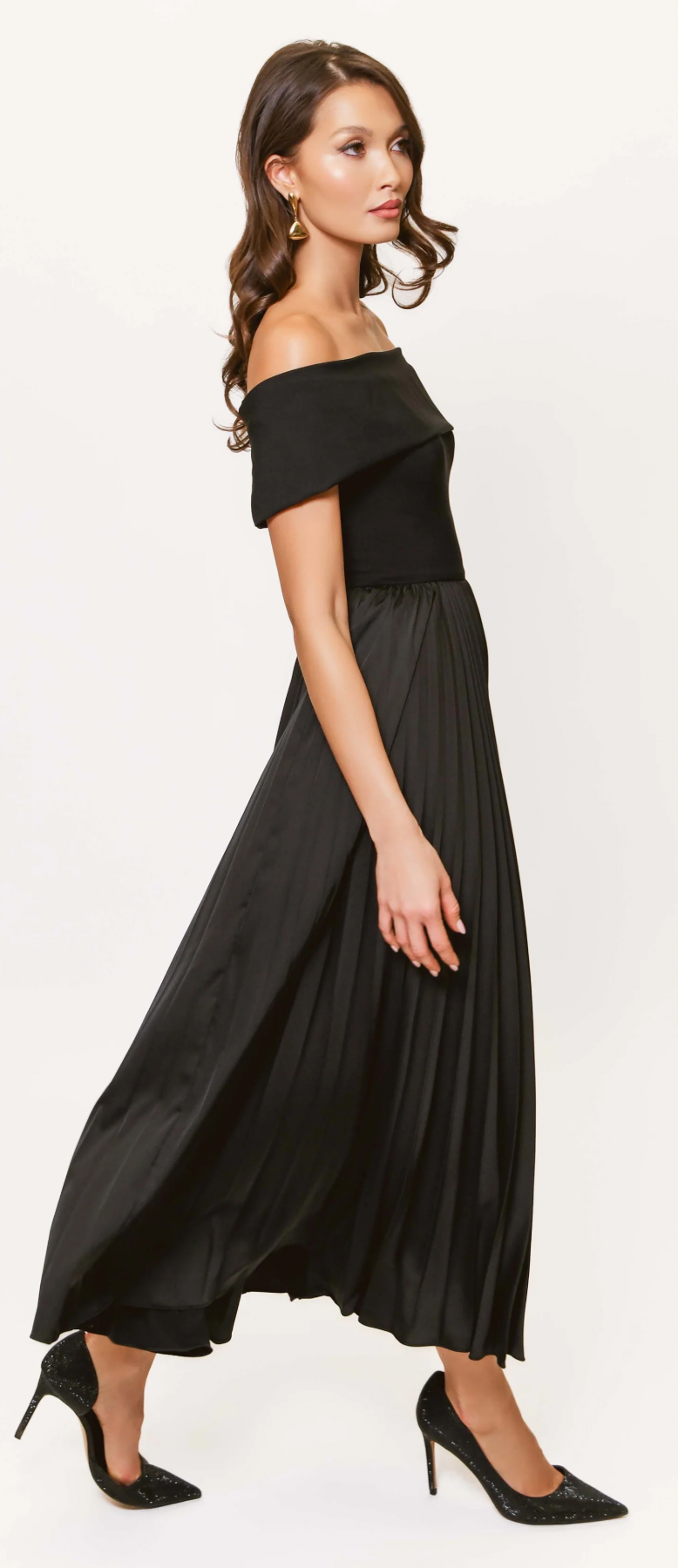 Off the Shoulder Pleated Midi Dress Black